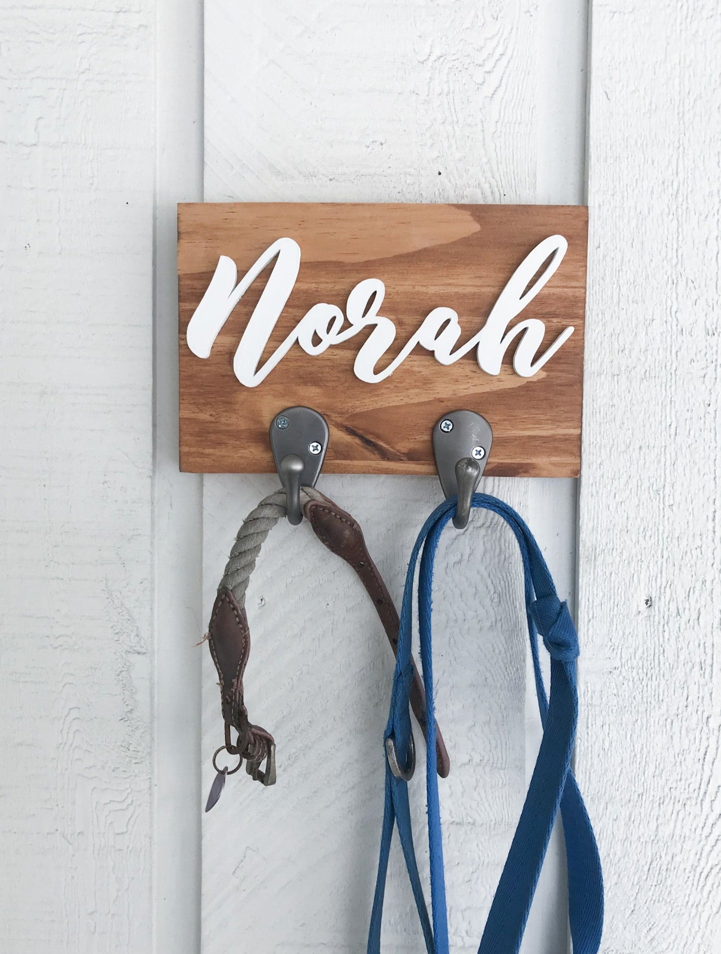 Leash holder with the name "Norah" with two hooks in slate finish