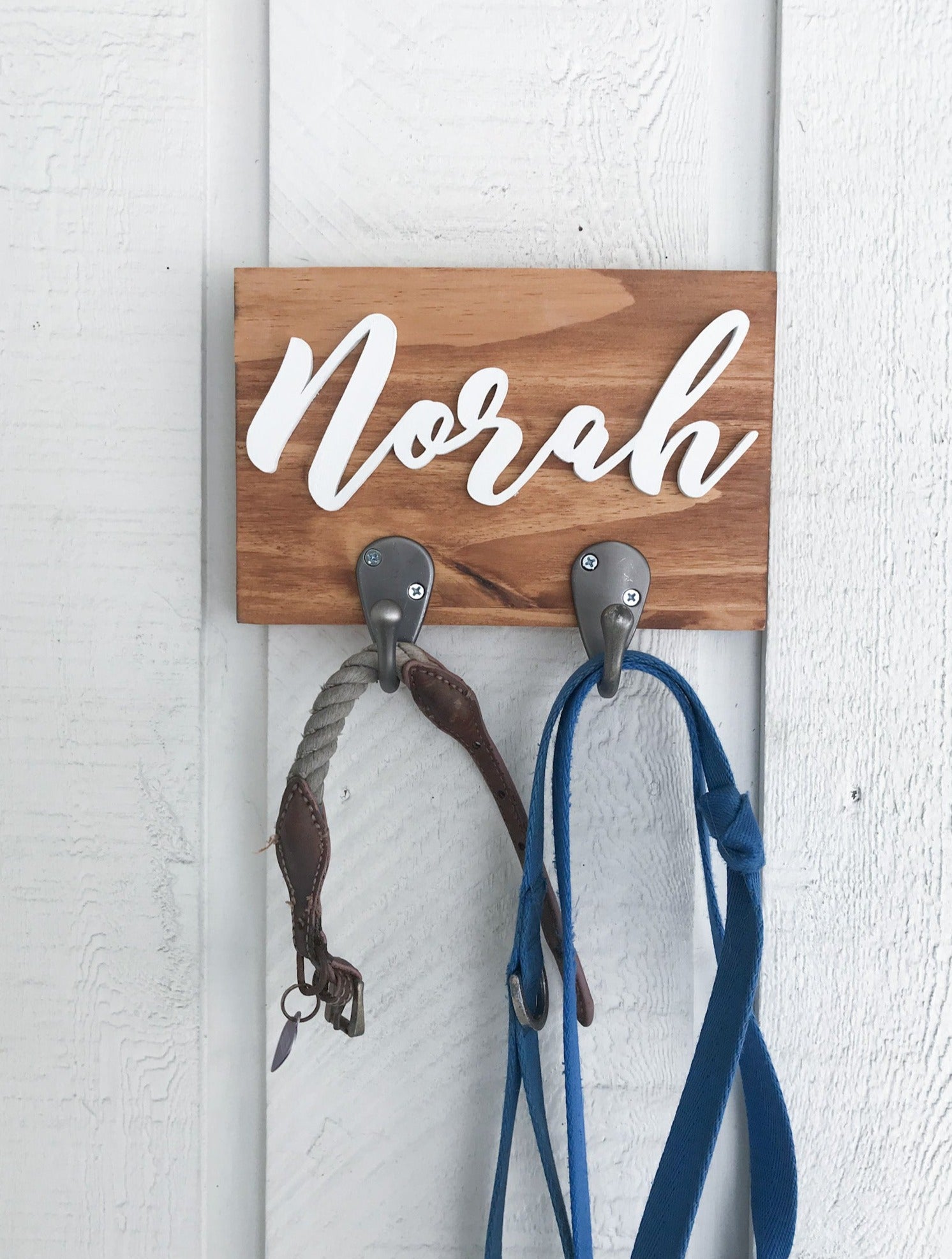 Leash holder with the name "Norah" with two hooks in slate finish